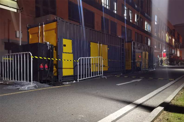 三山柴油发电机组的输出电压是如何调节的？