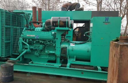 三山发电机组如何判断水冷式机油散热器内部是否需要清洗？